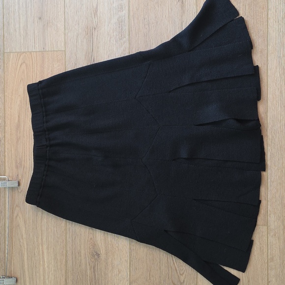 PRISTINE St John Black Carwash Skirt Size 6 - Picture 7 of 8